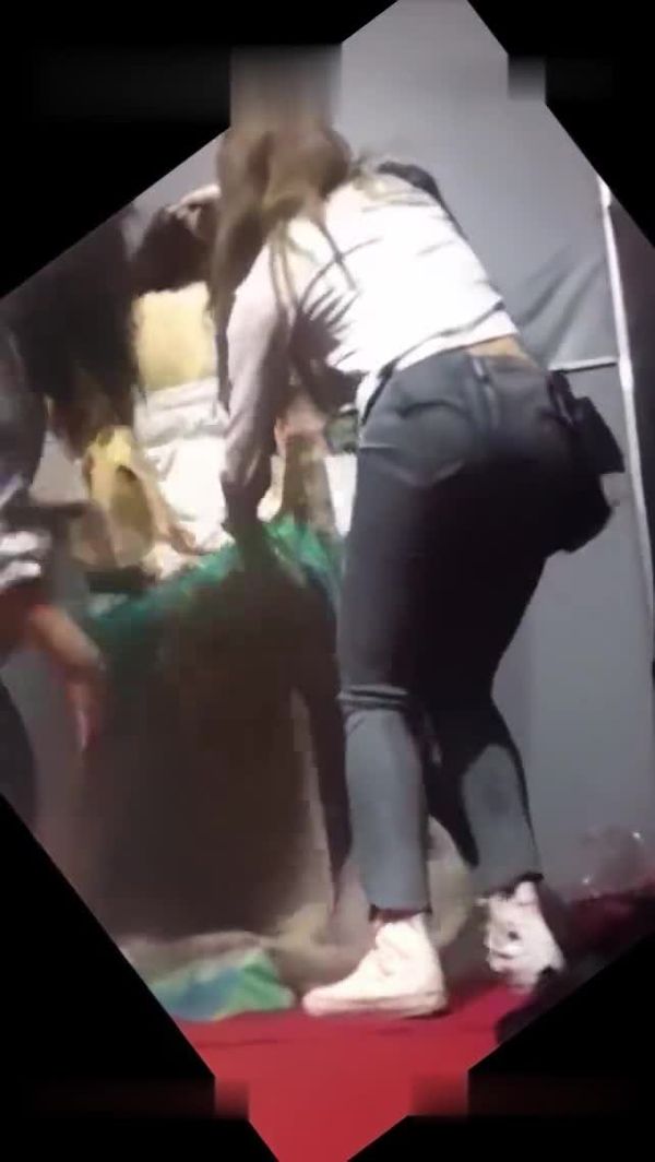大热女团20岁女偶像Nancy在颁奖典礼后台更衣时被偸拍几个助理忙活波挺又大