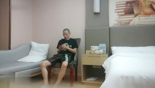 m利哥丶深夜约肉肉大奶骚女,丝袜大屁股舔屌,抬起双腿正入猛操,上位骑乘后入肥臀