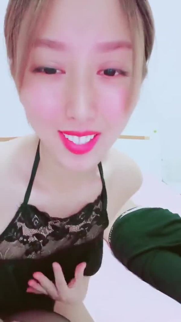 黑丝吊带极品美少妇,韵味十足剧情演绎诱惑老公的朋友,拔了裤头就口交,无套!女上位骚的很,人间尤物