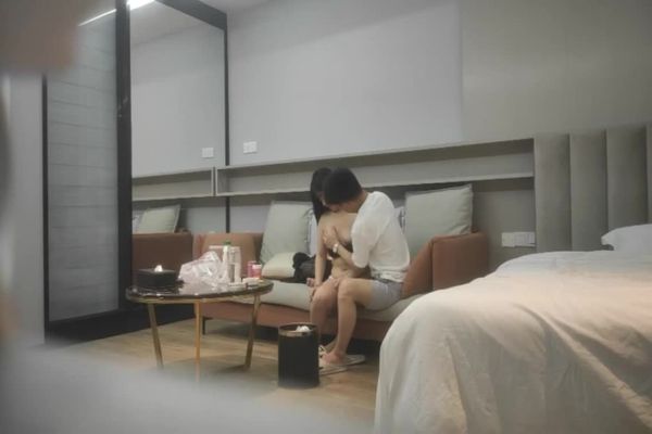 18岁反差婊闺蜜,视觉盛宴帝王视角,新搭档操逼猛哥,肉感小妞!骑坐,后入爆操汗流浃背