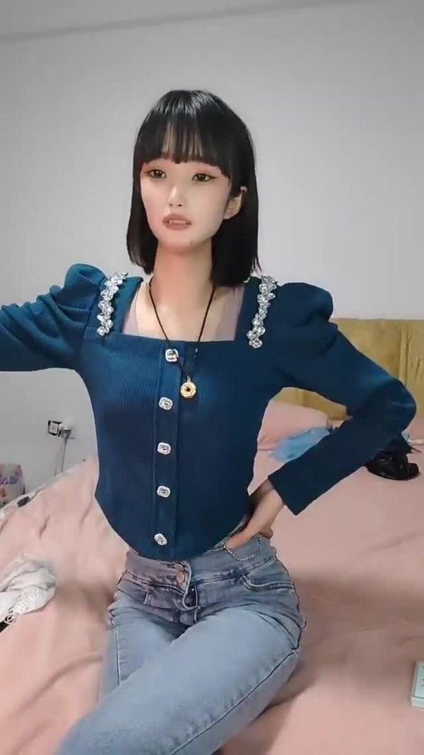 00后,纯欲天花板,粉嘟嘟的胴体,场场人气登顶!,都被这小骚货吸引住了