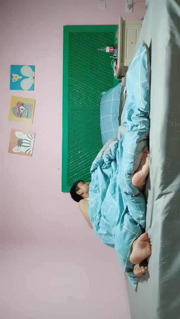 【592--,新晋良家偷拍达人,小姐姐都睡着了挑逗醒,肤白胸大身材极品,!乖乖穿上丝袜无套射骚穴