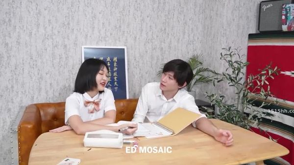 胎妈妈系列!一线鲍21岁乔安找了家教来教书,被3位高学历哥哥舔到小穴又湿又想要,让准台大生被精液颜射口爆-4P(2)