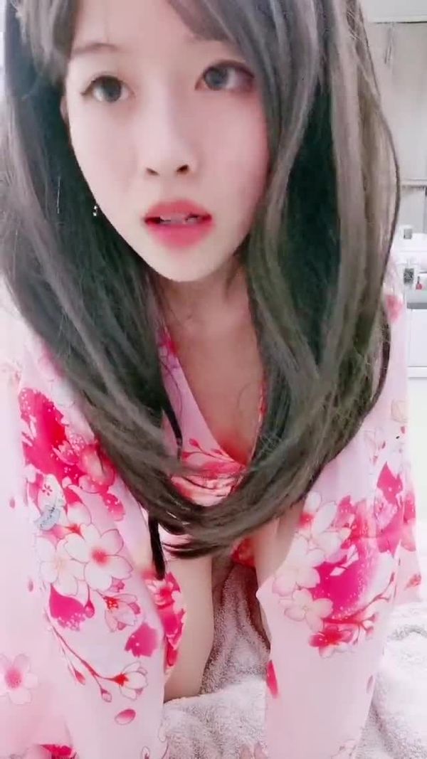 娇小身材极品美女米拉自b慰啪啪大秀,无毛肥逼开档肉丝,先振动棒自慰一番,69姿势口交骑乘,抽插打桩高潮喷水