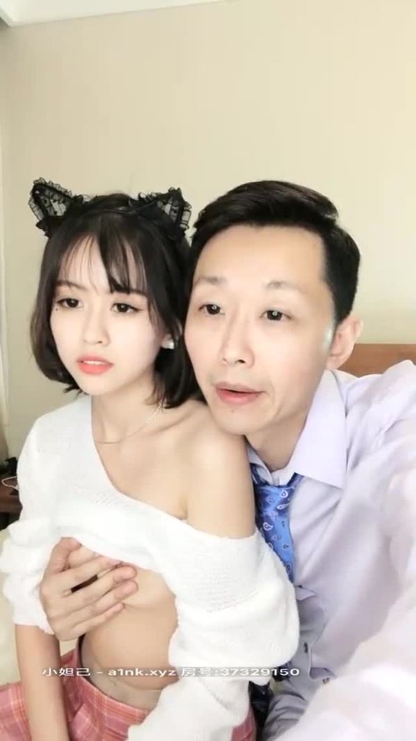 极品气质娇小美女和衬衣q男啪啪,短裙开档黑丝骑乘抱着屁股猛操最后口爆