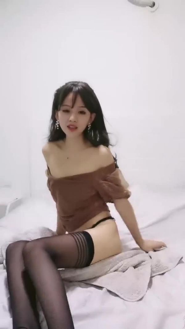 的身材很耐操气质美女,n逼逼无毛水很多,骑乘抽插操的好舒服,连续两次高潮多次喷水