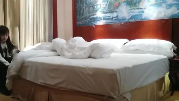 酒店探花 一个人太寂寞n,连续找了两个可爱妹妹一起来共度春宵,撕扯丝袜就为了展现霸气的一面!