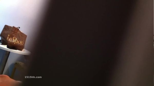 约到房间里激战一波还偷8拍下性爱短视频