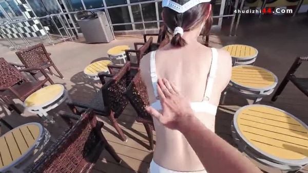 臀后Ellie (长片)在【歌诗达邮轮 莎伦娜号】旅游,与刚离婚的大叔展开一段不寻常的恋情...