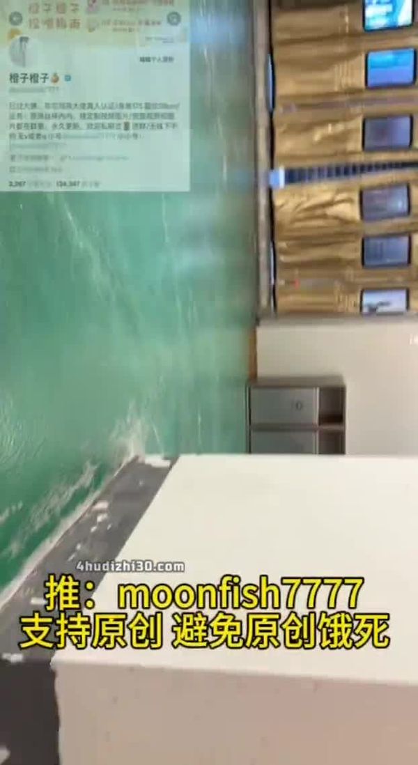 本想躲到墙角偷玩没想到大喷尿 藏不住