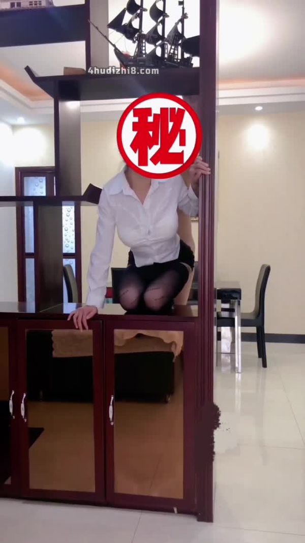 有事秘书干,没事干秘书,变态老板把秘书叫到家里玩素尻,最后射在黑丝美腿上!