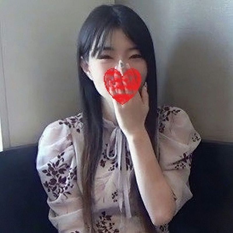 1年振りにエッチしちゃう天真爛漫ちゃん。とっても恥ずかしがる姿にオジサンチポはフル勃起。1年振りの膣穴に巨根ズボズボ!狭膣の膣奥