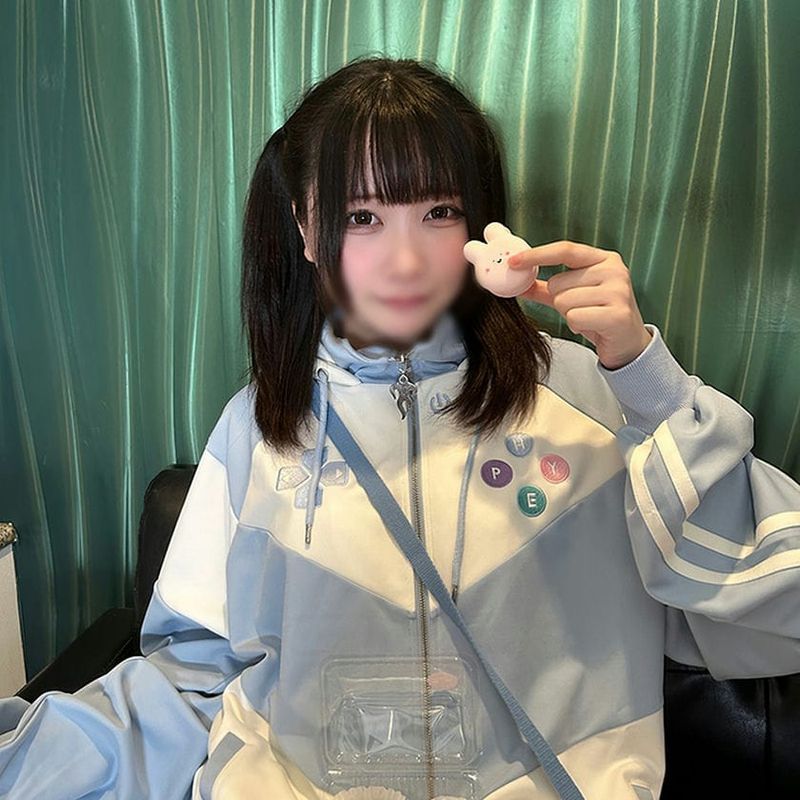 【完全颜出し】マカロンが似合うガチ合法巨乳ちゃん。可爱いお颜が乱れ、未 熟なあそこに生中出し。