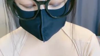 《被白月光的爸爸给睡了》 - 2 粗长的肉茎捅开了她的娇嫩的宫口，火热的