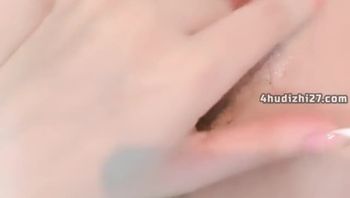 一位漂亮俏皮的年轻金发美女，穿着粉色比基尼[22P]