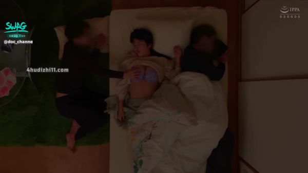 DOC 第1部分 当我和我朋友旁边的女朋友乱搞时,我们互相摸索着,一边兴奋地做爱,一边压低声音,以免被发现!