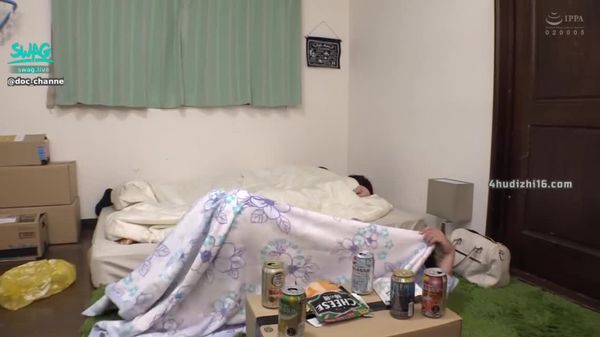 DOC 第2部分 一个朋友和他的女朋友经常来看望他,因为他离学校很近。当她在我家过夜时,看到她毫无防备的身影,我抑制不住内心的激动......松井さあや