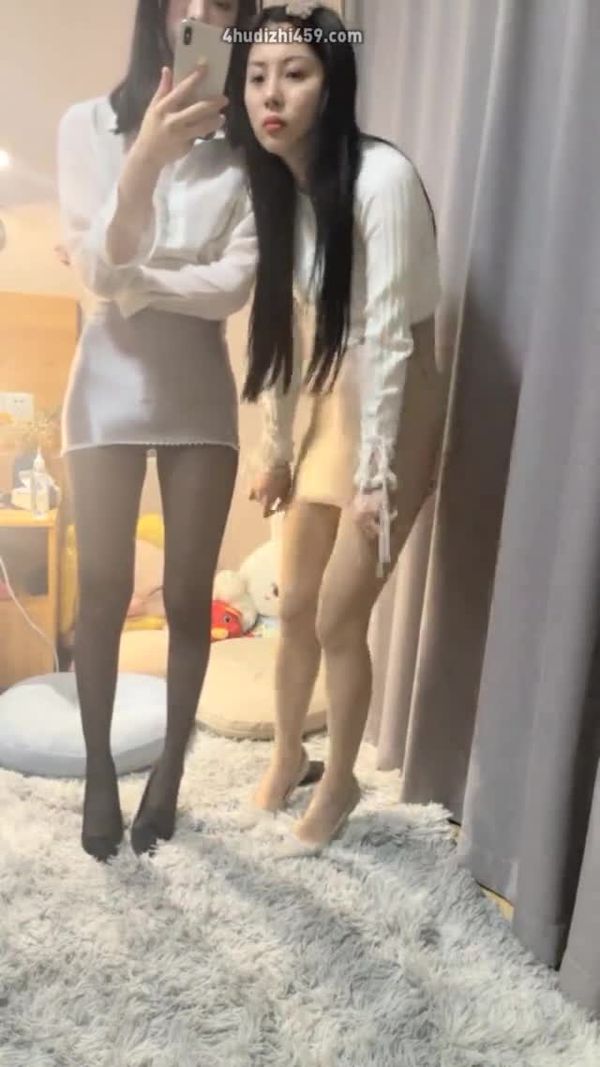长腿小妖精榨精 两个如此极品的美腿翘臀美少女不来个3p真对不起自己俩妹子逼各有特色