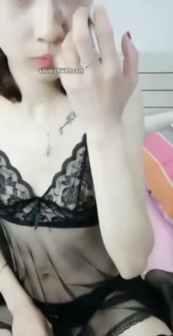 白膚性感情趣內衣美少婦和粉絲直播啪對白清晰