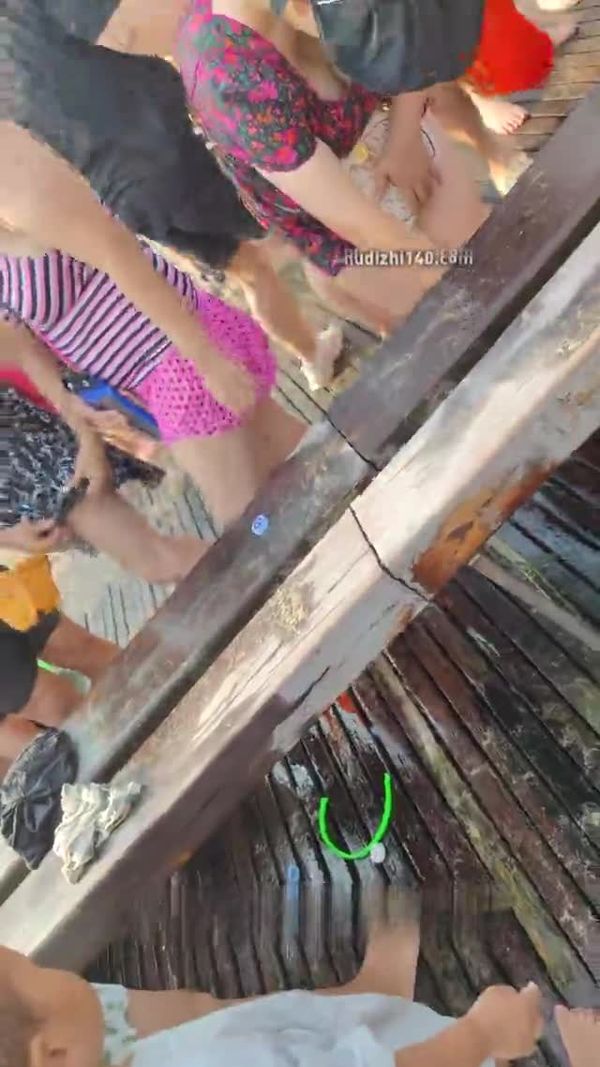 ❤️【高抄拍胸】海边露天 近距离怼奶拍小葡萄(1) 1 (31)