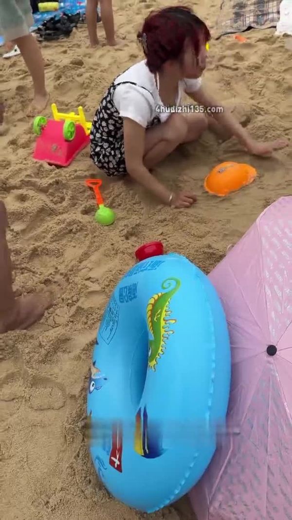 ❤️【高抄拍胸】海边露天 近距离怼奶拍小葡萄(1) 1 (1)