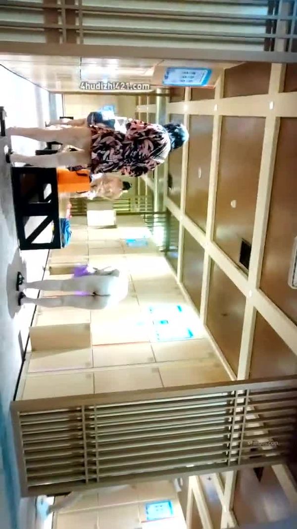 第四十六弹~国内某水上乐园~青春学妹巨乳熟女~更衣偷拍~-2 (9) (2)