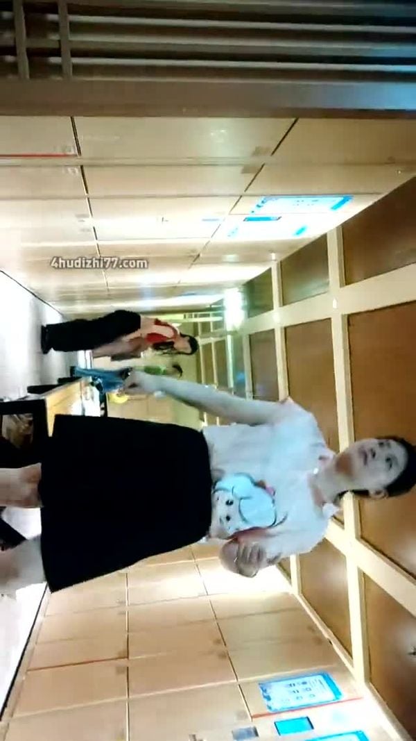 第四十六弹~国内某水上乐园~青春学妹巨乳熟女~更衣偷拍~-2 (11) (2)