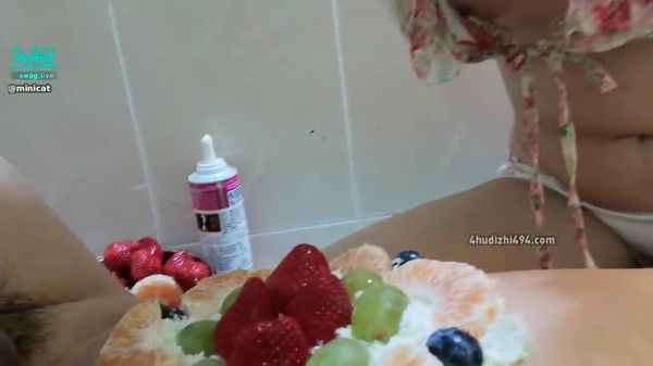 minicat 欲女主播买了男体盛发现棒棒上挤奶油更好吃