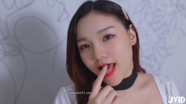 白皙摇晃爆乳32G超可爱菜鸟空姐 飞机迫降无家可归提替脱光光换宿机长家 没想到竟被迫慰慰吃G爱爱互动