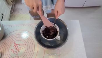 抖動的巨乳韓國豪乳部落客做蛋糕