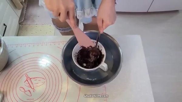 抖動的巨乳韓國豪乳部落客做蛋糕