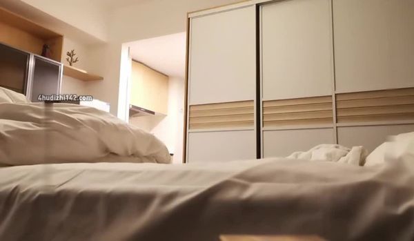 公司中年男領導带新来實習的大學兼職美女酒店開房