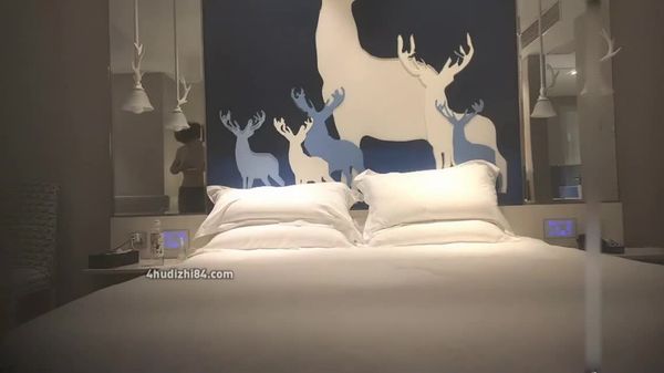 約了兩個妹子玩雙飛,兩個妹子翹屁股輪換操5