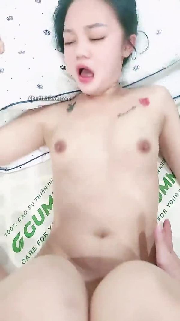 妹子被大鸡巴黑鬼各种蹂躏玩弄,口交大鸡巴,两鸡巴一起插骚穴