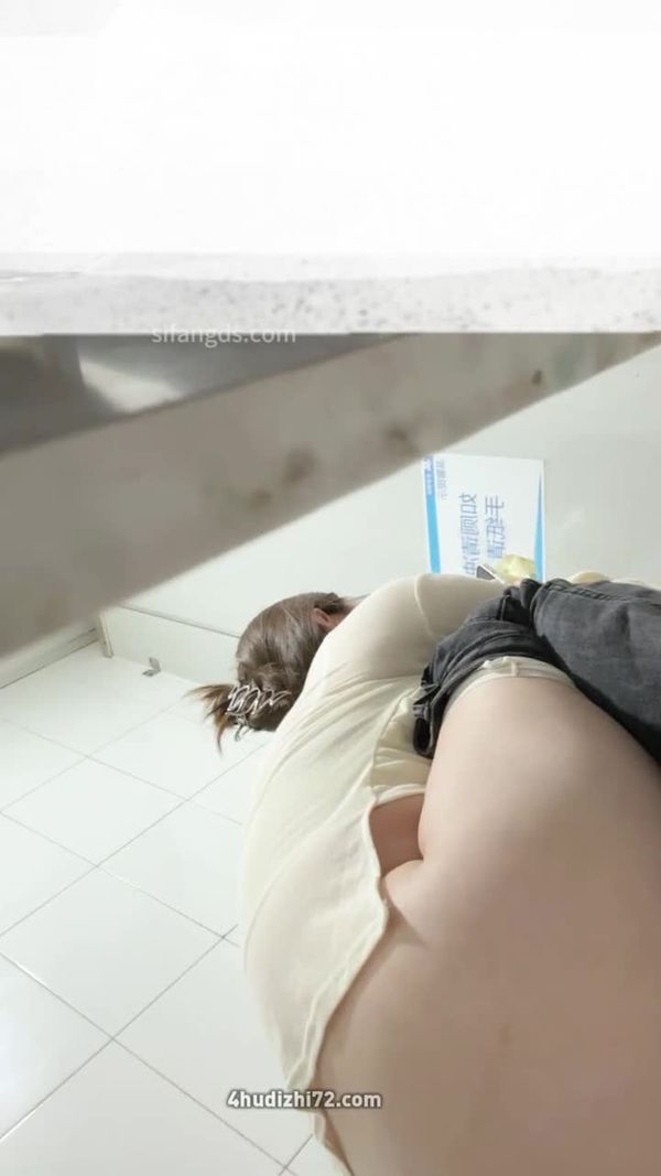 抄底大四眼镜学姐的小骚逼,蹲累了,还把脚叉到前面去了