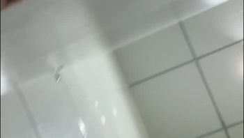 抄底穿小皮鞋的大三妹子，逼逼还算嫩，开发的也不多，小阴唇还挺长的