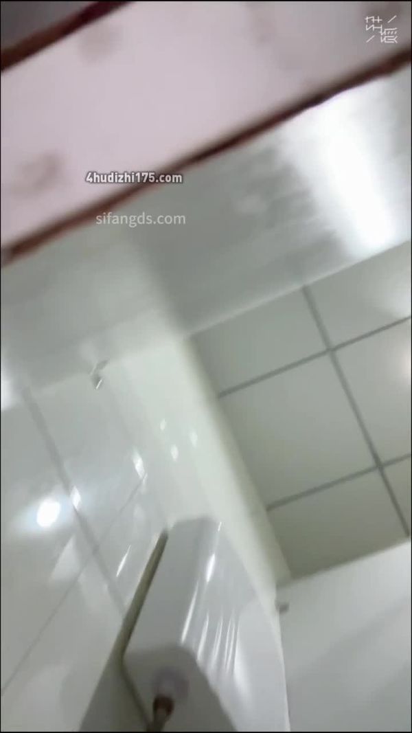 抄底穿小皮鞋的大三妹子,逼逼还算嫩,开发的也不多,小阴唇还挺长的
