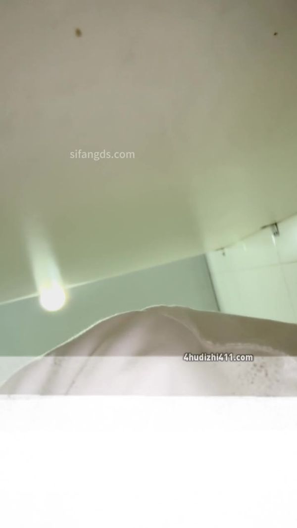 穿蓝色衣服的大二抽烟学姐,逼逼真的好嫩啊,但是痔疮有点严重,这种逼舔起来很爽