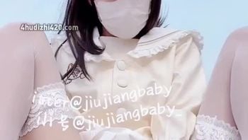 学姐户外自慰挑战马路边幻龙骑乘自慰直到淫水喷涌而出
