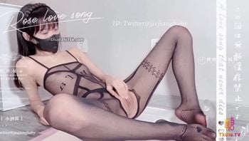 连体黑丝小姐双具玩弄双洞抽插白浆流出