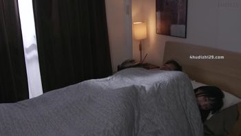 隔壁的朴素i团地妻晒出花哨内衣就是期待被侵犯的信号本田桃子