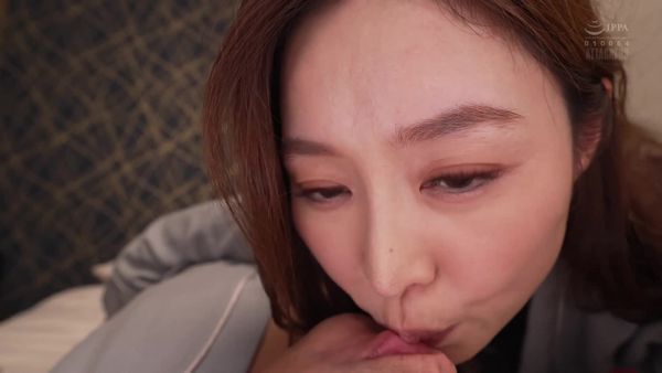 ADN 684 我和风骚的已婚少妇共处一室,互相凝视着对方,听她在我耳边低语呻吟! 夏目彩春