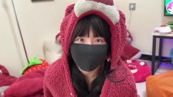 在电竞房里女友没想到隔音差的离谱，不敢出声