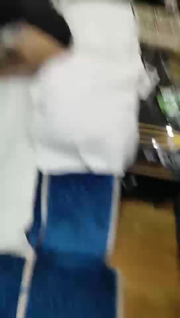 小哥进入按摩会所看到这么漂亮的妞一定要无套搞一炮