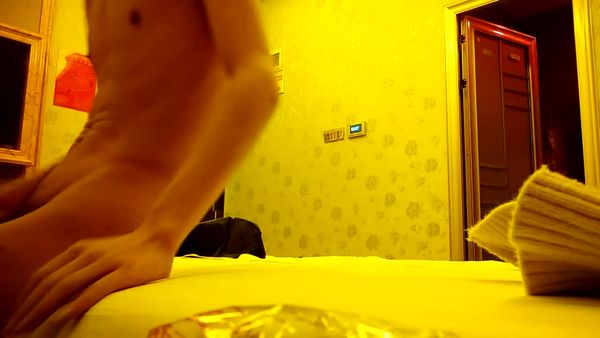 秦总会所探花 漂亮女技师,性格也超好,按摩舔背乳推,撩起裙子后入