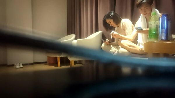 胖子传媒工作室 美容院工作良家少妇,搞舒服了再来一炮,大长腿高跟鞋骑乘打桩