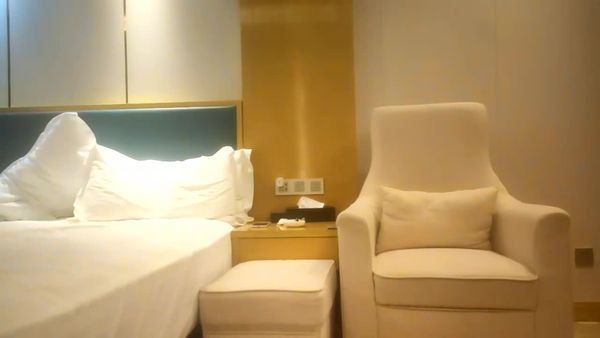 瘦子探花梦幻馆 找外围酒店操逼,称呼年轻小哥小屁孩,颜值还行身材烂,大屌爆插