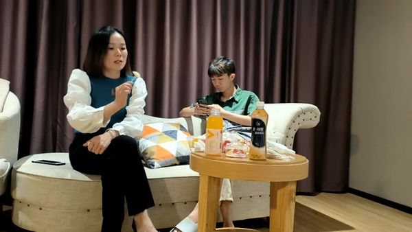 瘦子探花梦幻馆 再约美容院良家少妇,小哥迫不及待扒衣服,大屌操美臀爽翻