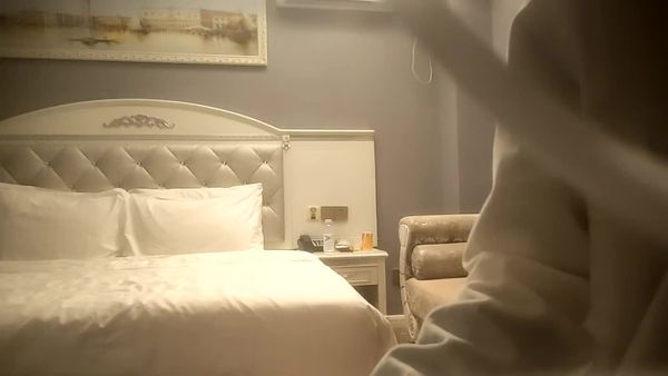 瘦子探花梦幻馆 久违的外围场,大圈00后女神,温柔甜美俏佳人深夜赴约,小伙人瘦屌大,爆操尤物