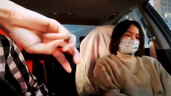 胖子传媒工作室 美容院工作良家少妇,开车接上酒店操逼,看着文静,上了床操起了好骚